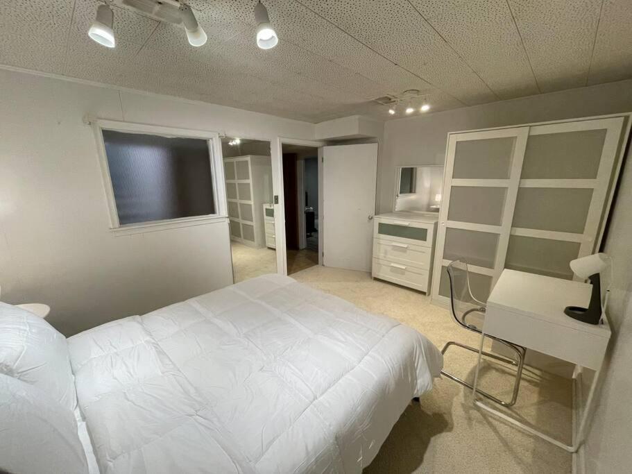 Lovely 2 Bedroom Basement Apartment In Торонто Екстериор снимка