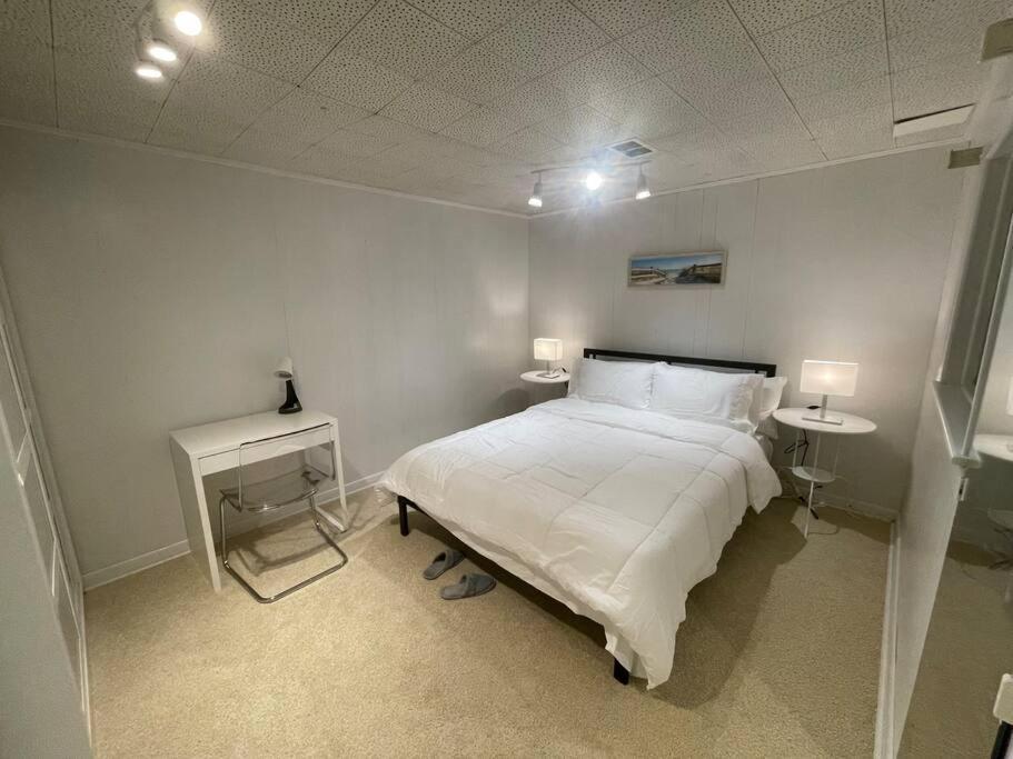 Lovely 2 Bedroom Basement Apartment In Торонто Екстериор снимка