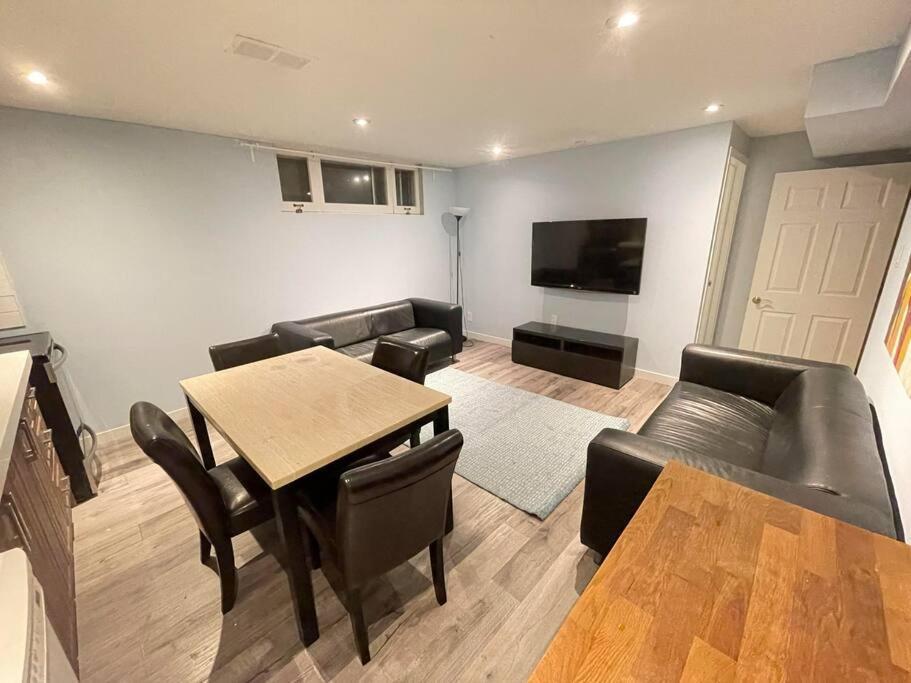 Lovely 2 Bedroom Basement Apartment In Торонто Екстериор снимка