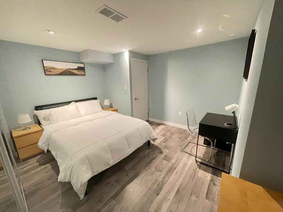 Lovely 2 Bedroom Basement Apartment In Торонто Екстериор снимка