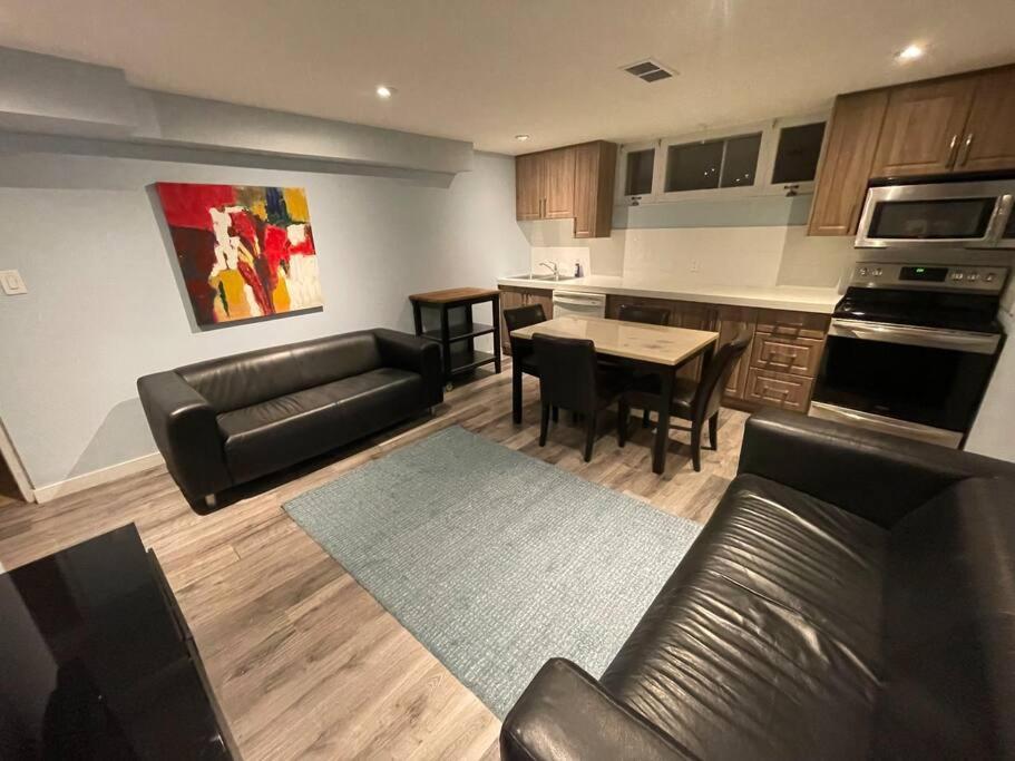 Lovely 2 Bedroom Basement Apartment In Торонто Екстериор снимка