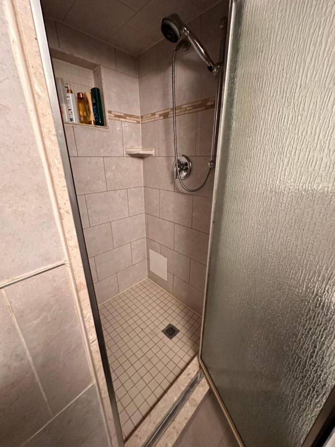 Lovely 2 Bedroom Basement Apartment In Торонто Екстериор снимка